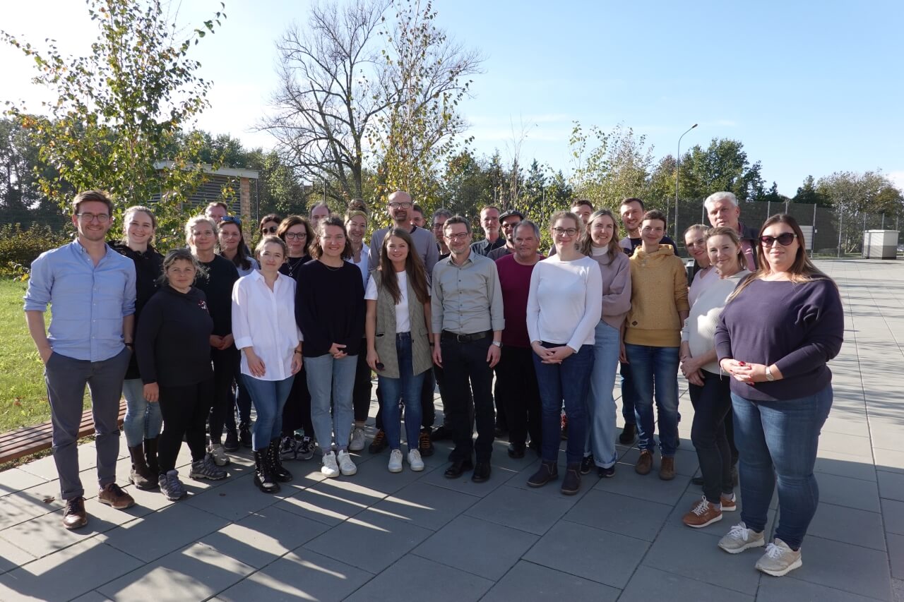 Gruppenfoto der Teilnehmerinnen und Teilnehmer der Studienfahrt für Lehrende an die Gedenkstätte Auschwitz-Birkenau, Oktober 2023