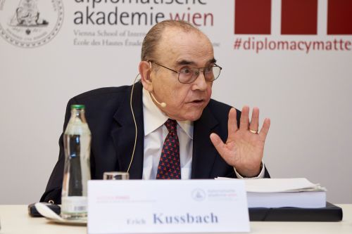 Botschafter Erich Kussbach in der Diplomatischen Akademie Wien