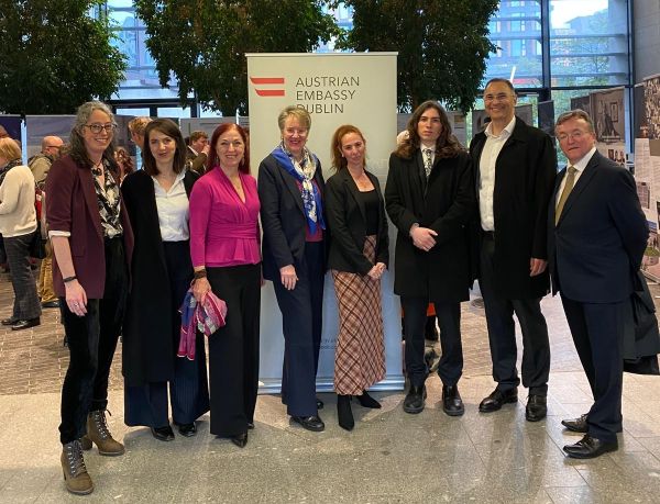 Gruppenfoto von der Ausstellungseröffnung am 16. April 2026 in Dublin