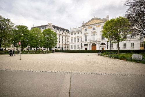 Der Weghuberpark im siebenten Wiener Gemeindebezirk mit Blick Richtung Justizministerium.