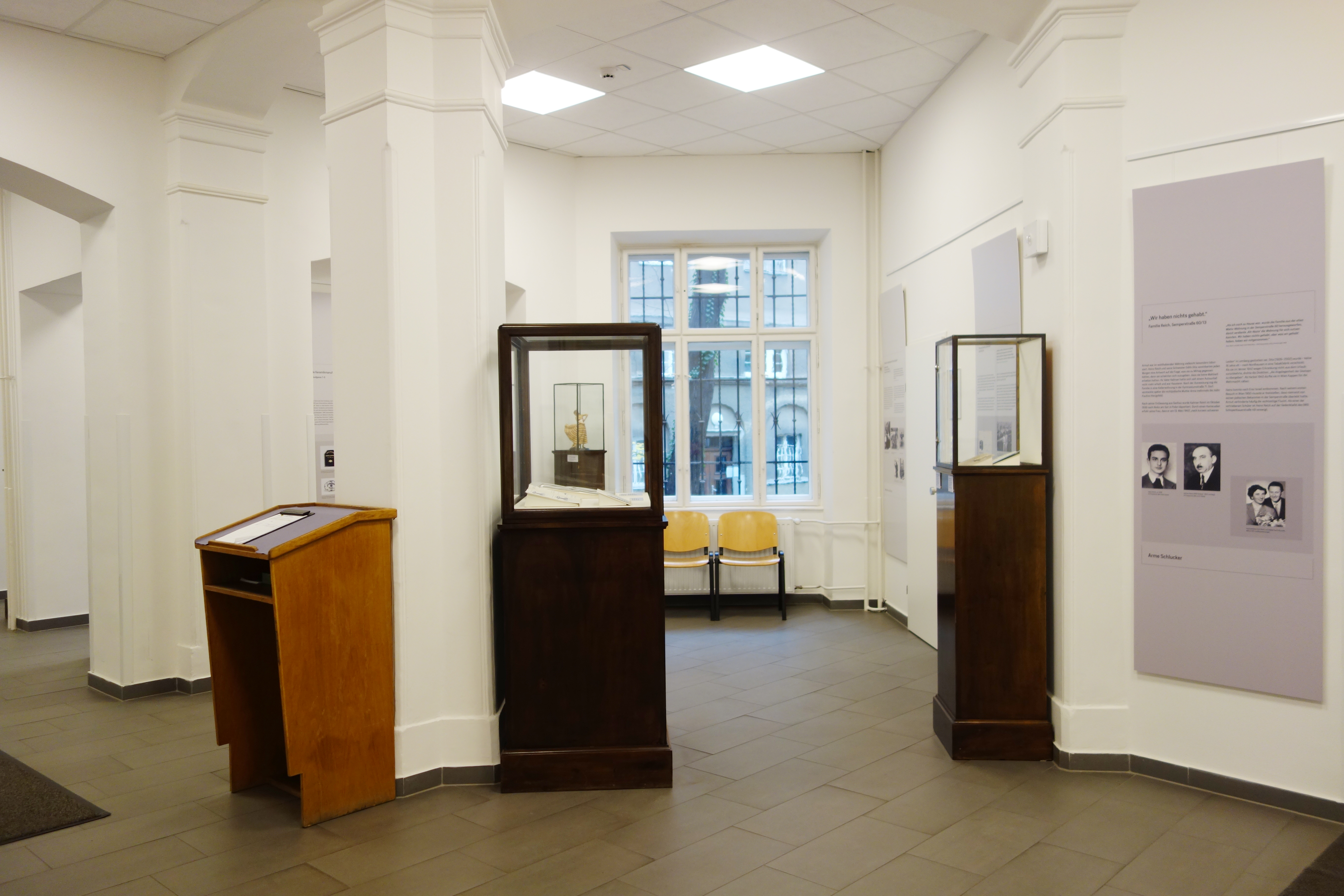 Ausstellung_Detail_1_© Renate Stockreiter.JPG