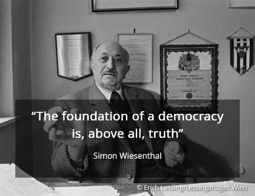 Simon Wiesenthal an seinem Schreibtisch mit Zitat